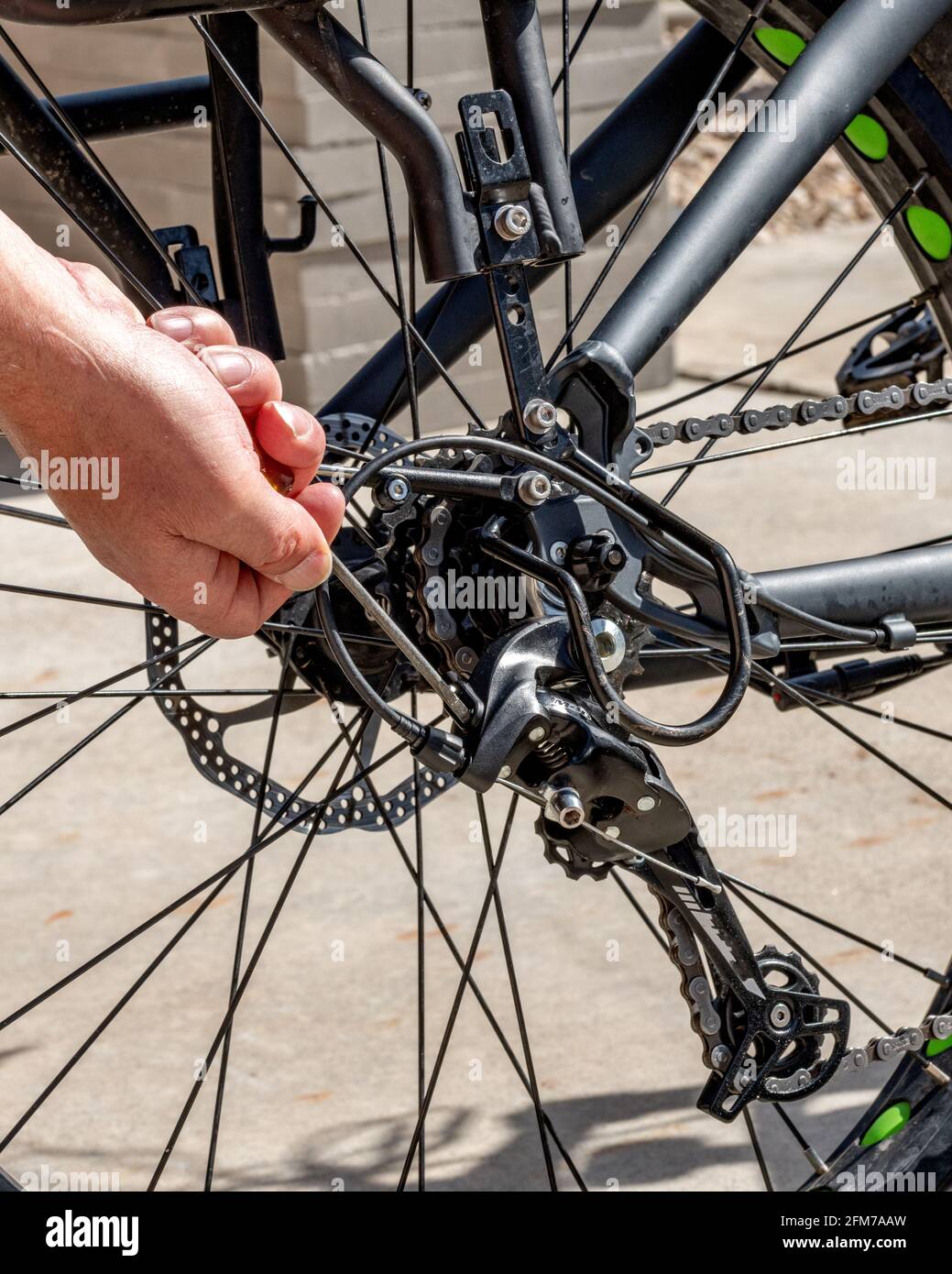 Mechaniker gibt einem Fahrrad eine dringend benötigte Tuning-up mit Werkzeugen Stockfoto