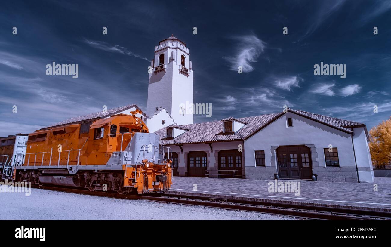 Der Eisenbahnzug fährt an einem beliebten Depot vorbei Stockfoto