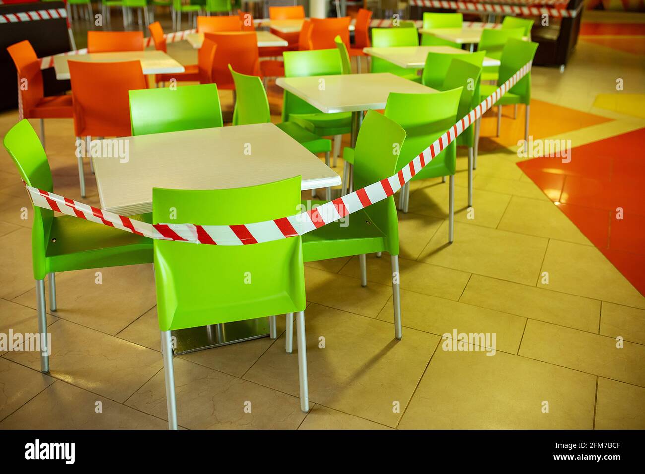 Der Food Court des Einkaufszentrums ist wegen Quarantäne geschlossen, wegen der Bedrohung durch Coronavirus, ist der Zugang zu Restaurant, Café für die Dauer von verboten Stockfoto