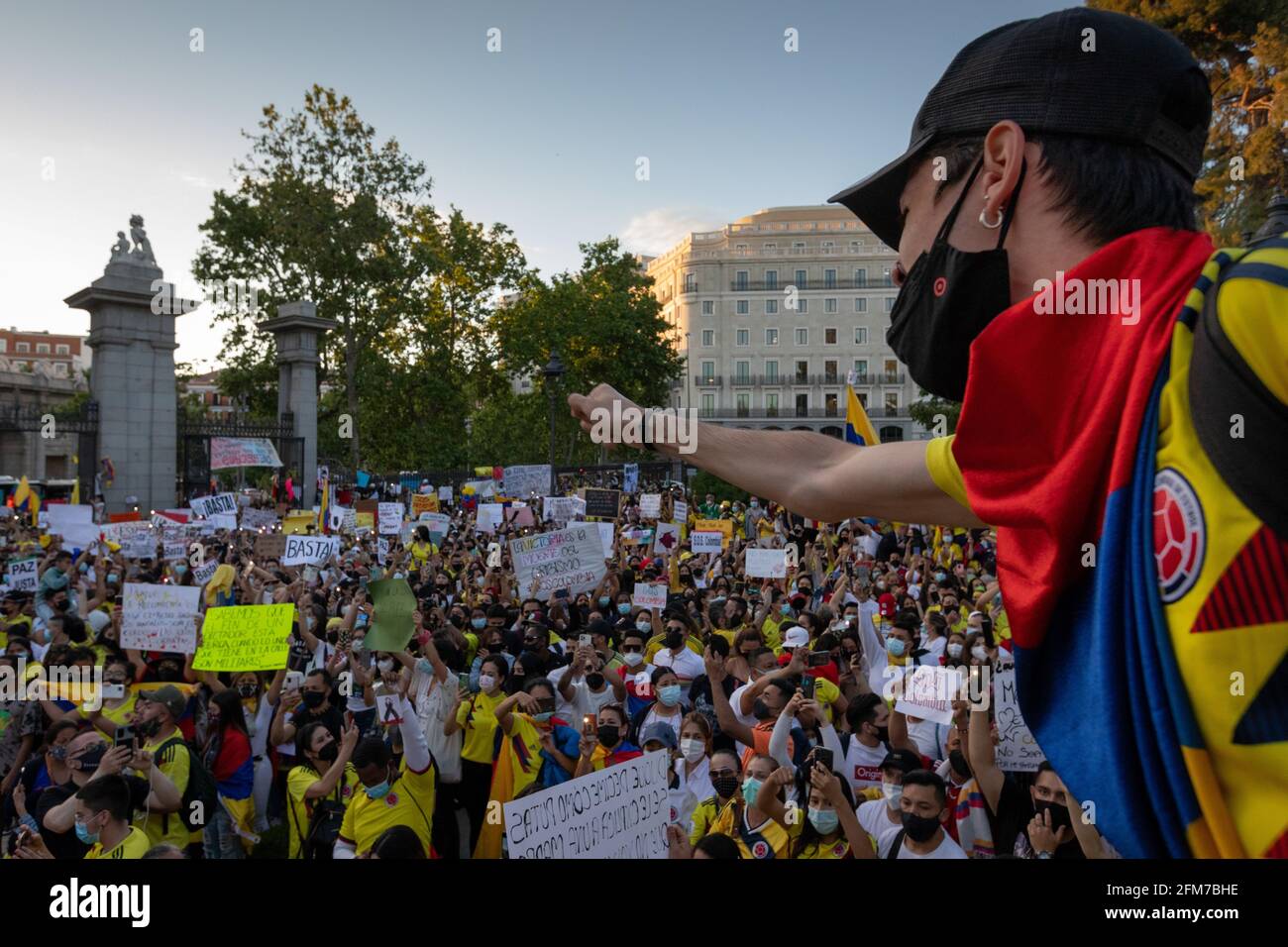 Madrid, Spanien. Mai 2021. Ein Protestler macht während der Demonstration eine Geste. Tausende von Kolumbianern, die in Madrid, Spanien, leben, versammelten sich im El Retiro Park im Stadtzentrum von Madrid, um in den letzten Tagen gegen den kolumbianischen Präsidenten Ivan Duque und die Polizeigewalt zu protestieren, wobei mindestens 24 Menschen starben und 87 vermisst wurden. Kredit: SOPA Images Limited/Alamy Live Nachrichten Stockfoto