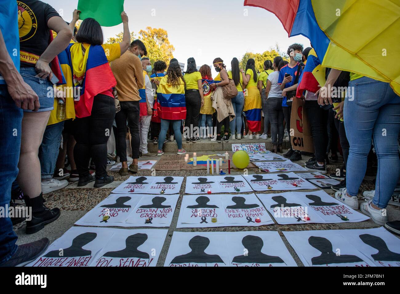 Plakate zu Ehren der Toten bei den kolumbianischen Protesten der letzten Tage, die während der Demonstration gesehen wurden. Tausende von Kolumbianern, die in Madrid, Spanien, leben, versammelten sich im El Retiro Park im Stadtzentrum von Madrid, um in den letzten Tagen gegen den kolumbianischen Präsidenten Ivan Duque und die Polizeigewalt zu protestieren, wobei mindestens 24 Menschen starben und 87 vermisst wurden. (Foto von Guillermo Gutierrez Carrascal / SOPA Images/Sipa USA) Stockfoto