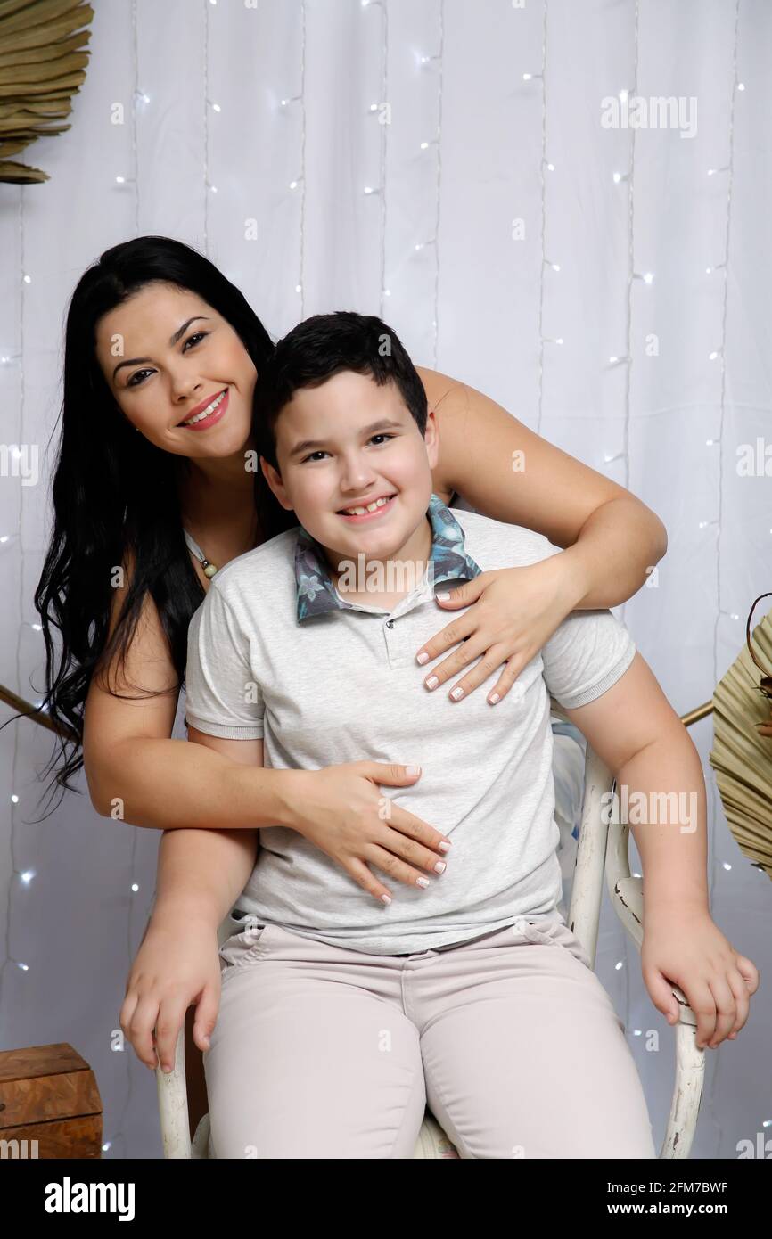 Mutter und Sohn posieren im Studio - Muttertag Konzept Stockfoto