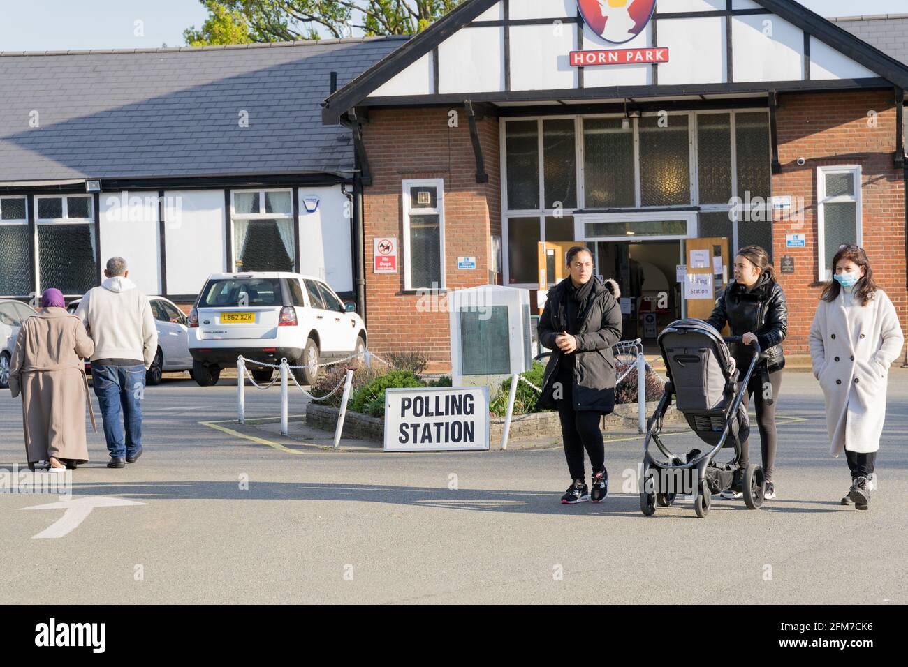 Wähler vor dem Wahllokal für die britischen Wahlen 2021, am 6. Mai. „Super Thursday“, ein Wahlmonster, Greenwich, London, England Stockfoto