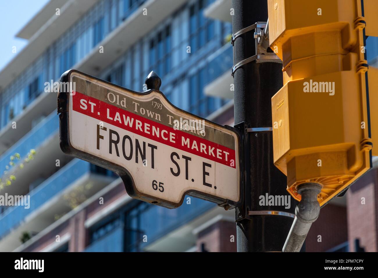 Verkehrsschild mit der Bezeichnung Front Street East in der Altstadt von Toronto, Kanada. Das Objekt ist in der Nähe des St. Lawrence Market zu sehen Stockfoto
