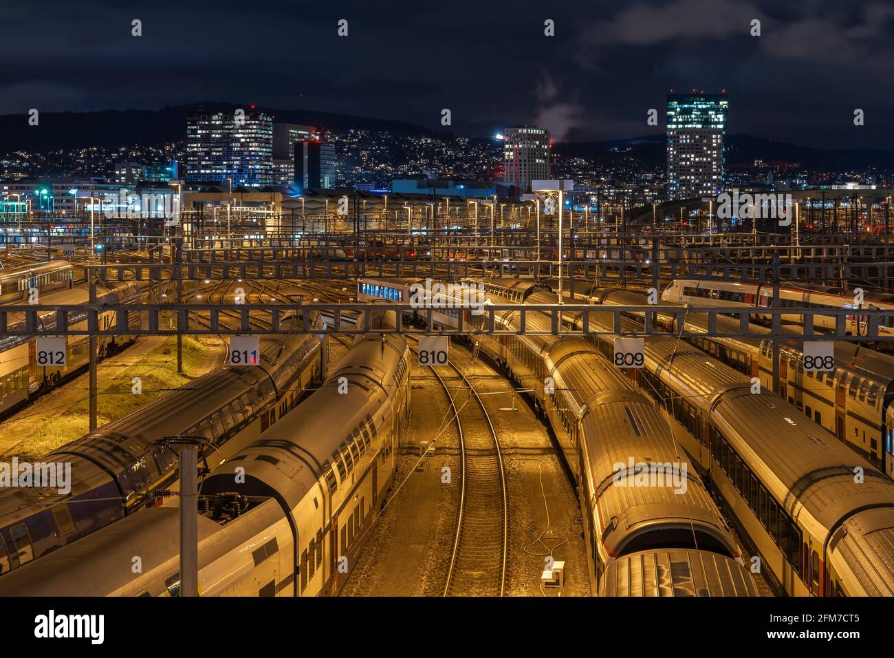 Hauptbahnhof Zürich bei Nacht. Mit bis zu 2,915 Zügen pro Tag ist der Hauptbahnhof Zürich einer der verkehrsreichsten Bahnhöfe der Welt. Stockfoto
