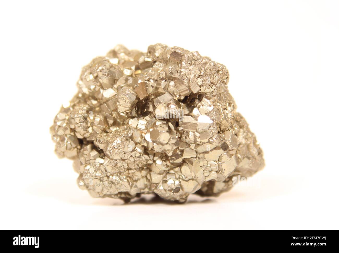 Iron Pyrite Close Up auf weißem Hintergrund Fools Gold Stockfoto