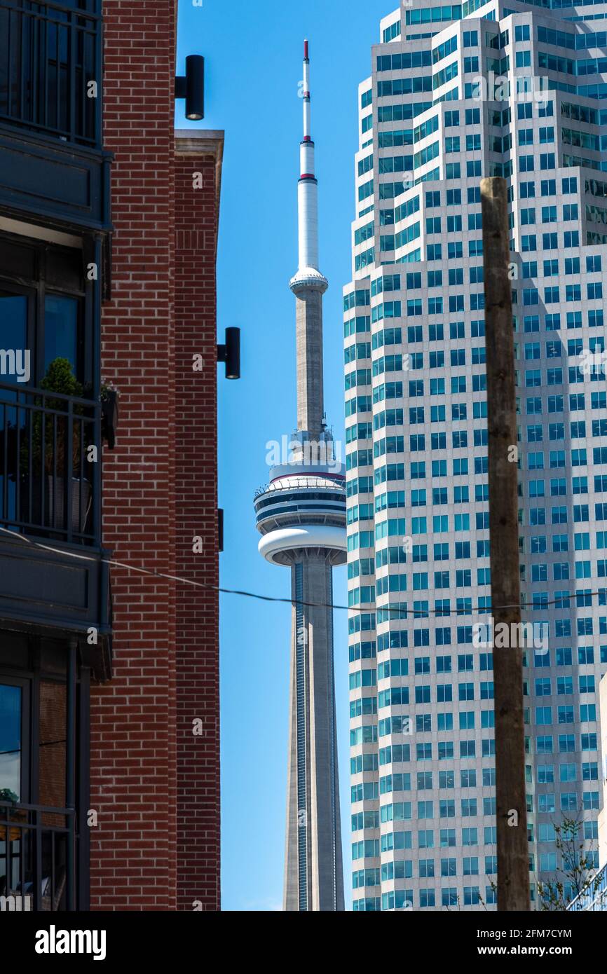 Der CN Tower oder Canadian National Tower, der ein Symbol Kanadas ist und als eines der Wunder der modernen Welt gilt. Rechts eine der to Stockfoto