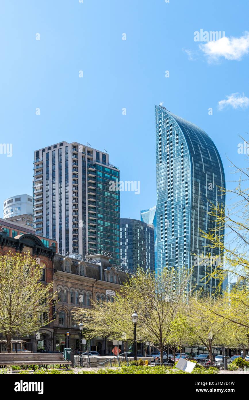 Der L Tower hat eine geschwungene Architektur in der Innenstadt von Toronto, Kanada. Es ist der Beginn des Frühlings Stockfoto