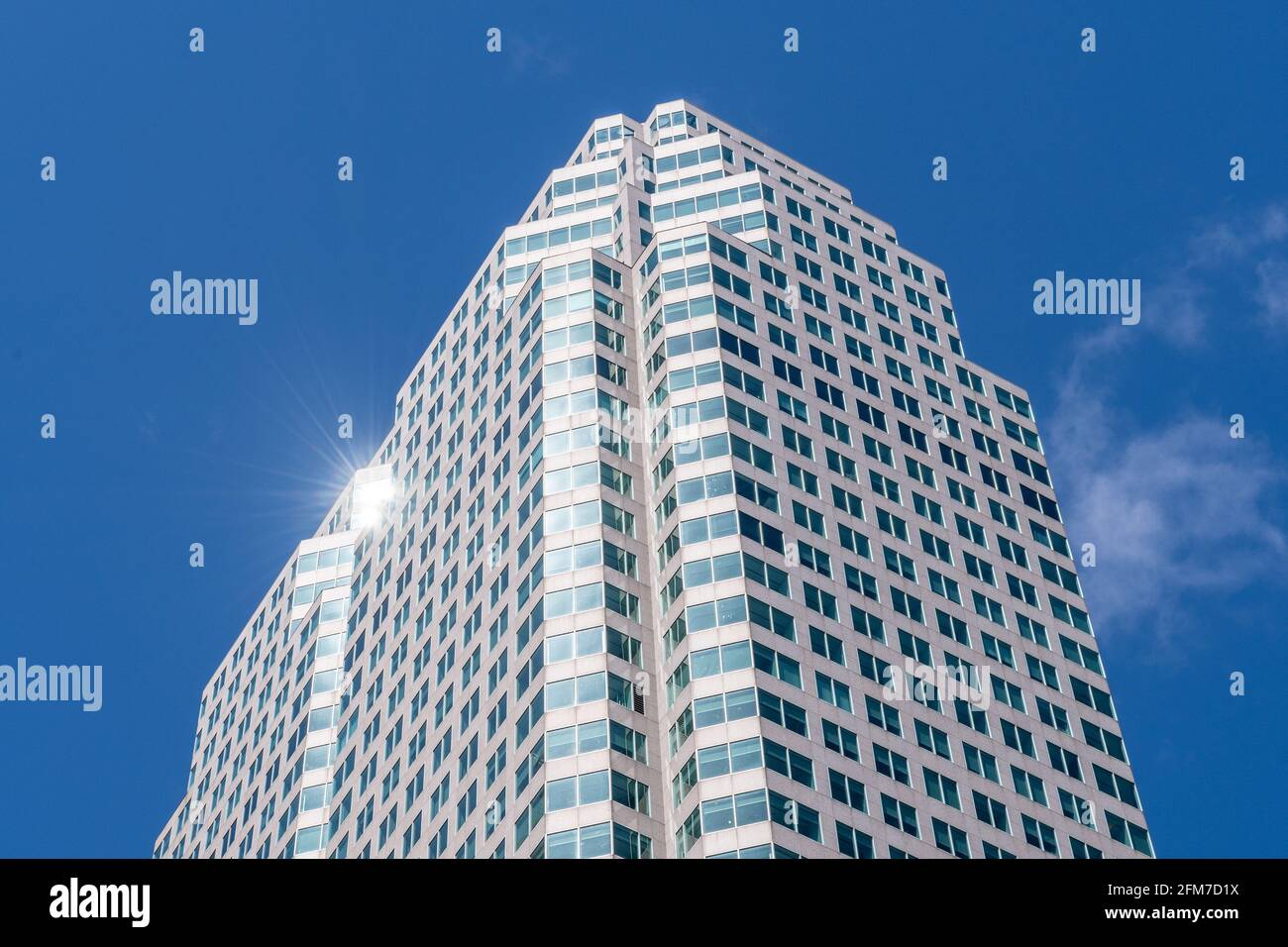 Sonnenreflexion auf einem der Türme des Brookfield Place in der Innenstadt von Toronto, Kanada Stockfoto