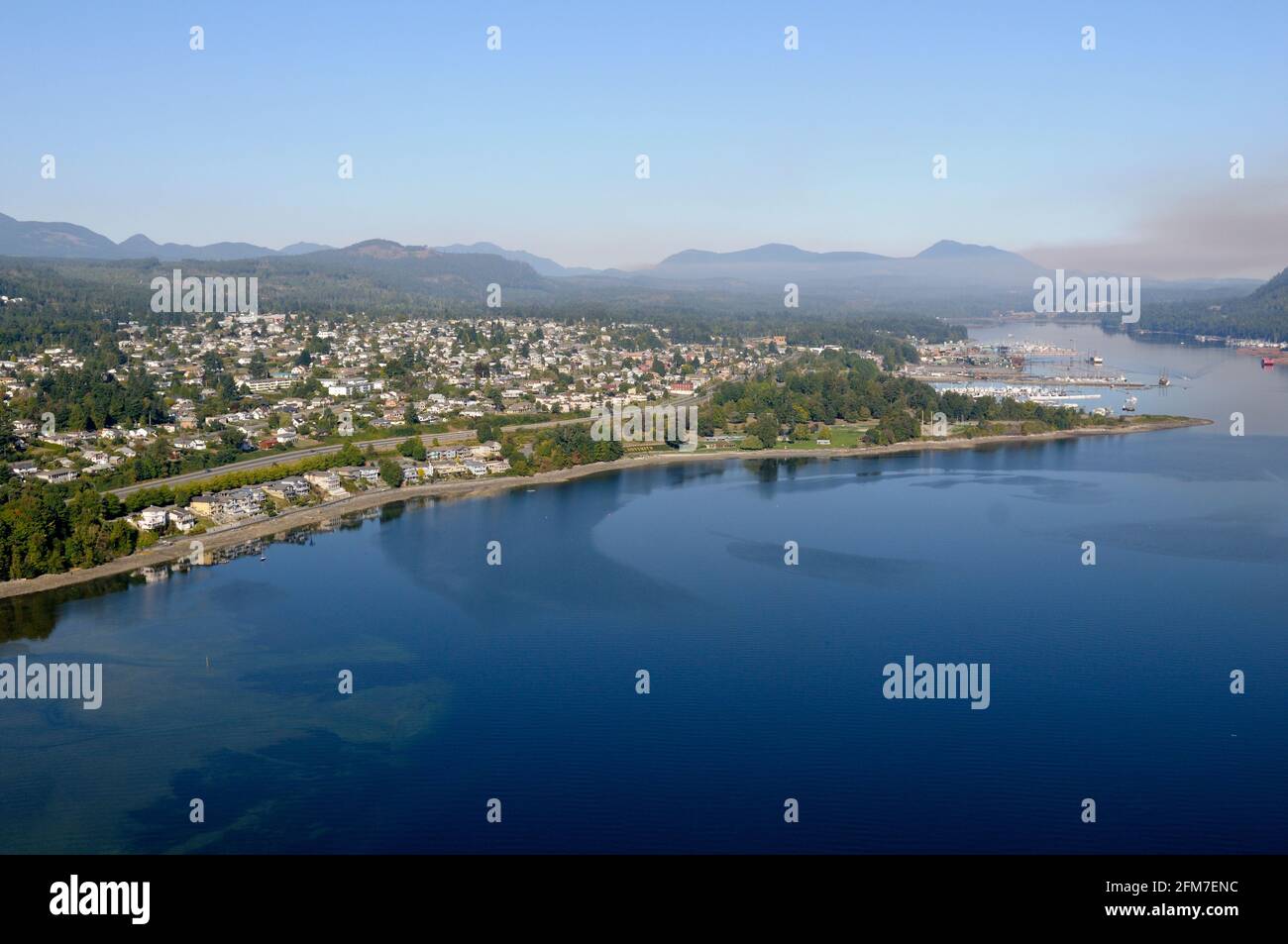 Die Stadt Ladysmith und Ladysmith Harbour mit Waldbrandrauch in der Ferne, Vancouver Island Luftaufnahmen, British Columbia, Kanada. Stockfoto