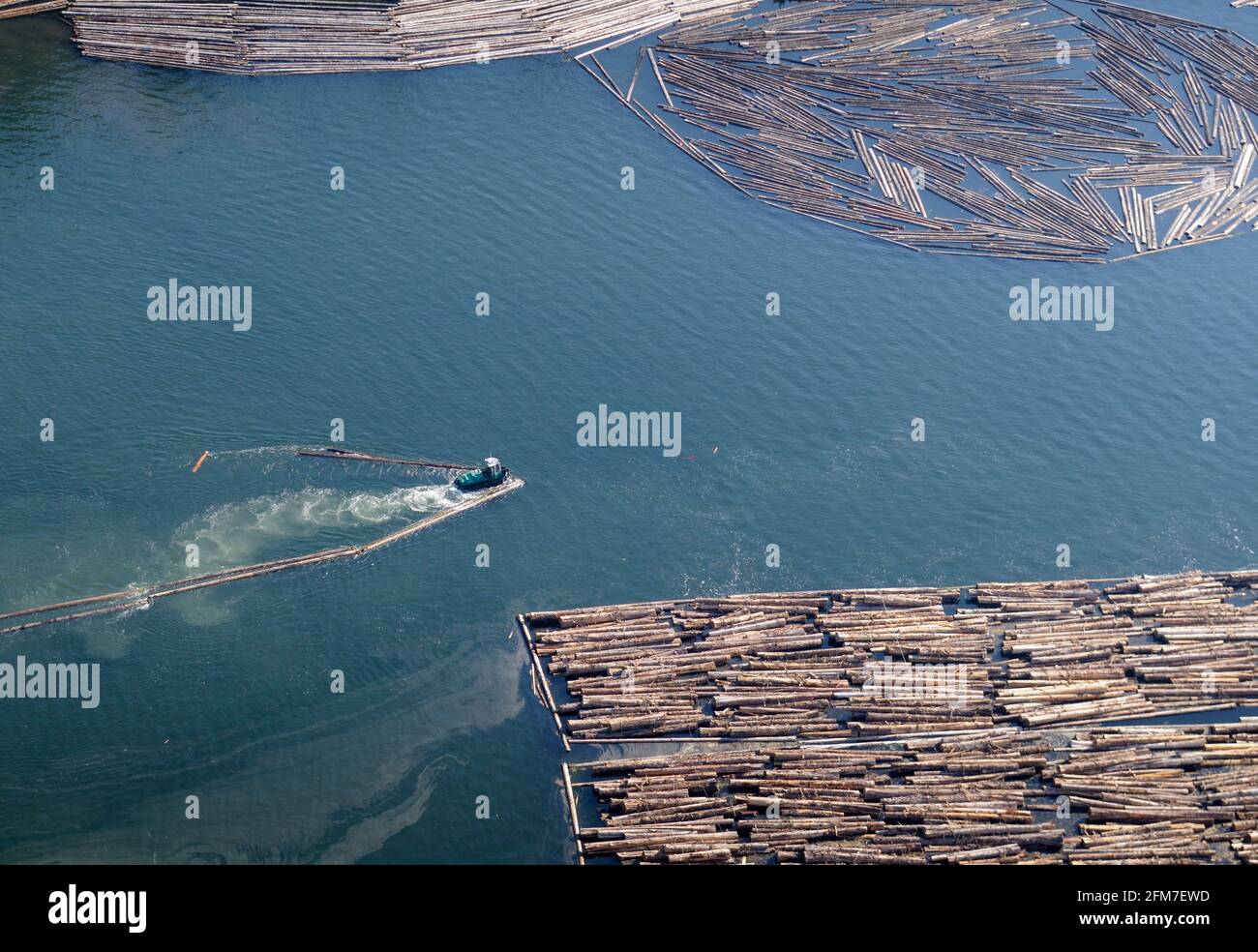 Luftaufnahme von Rundholz zum Fräsen im Ladysmith Harbour, British Columbia, Kanada. Stockfoto