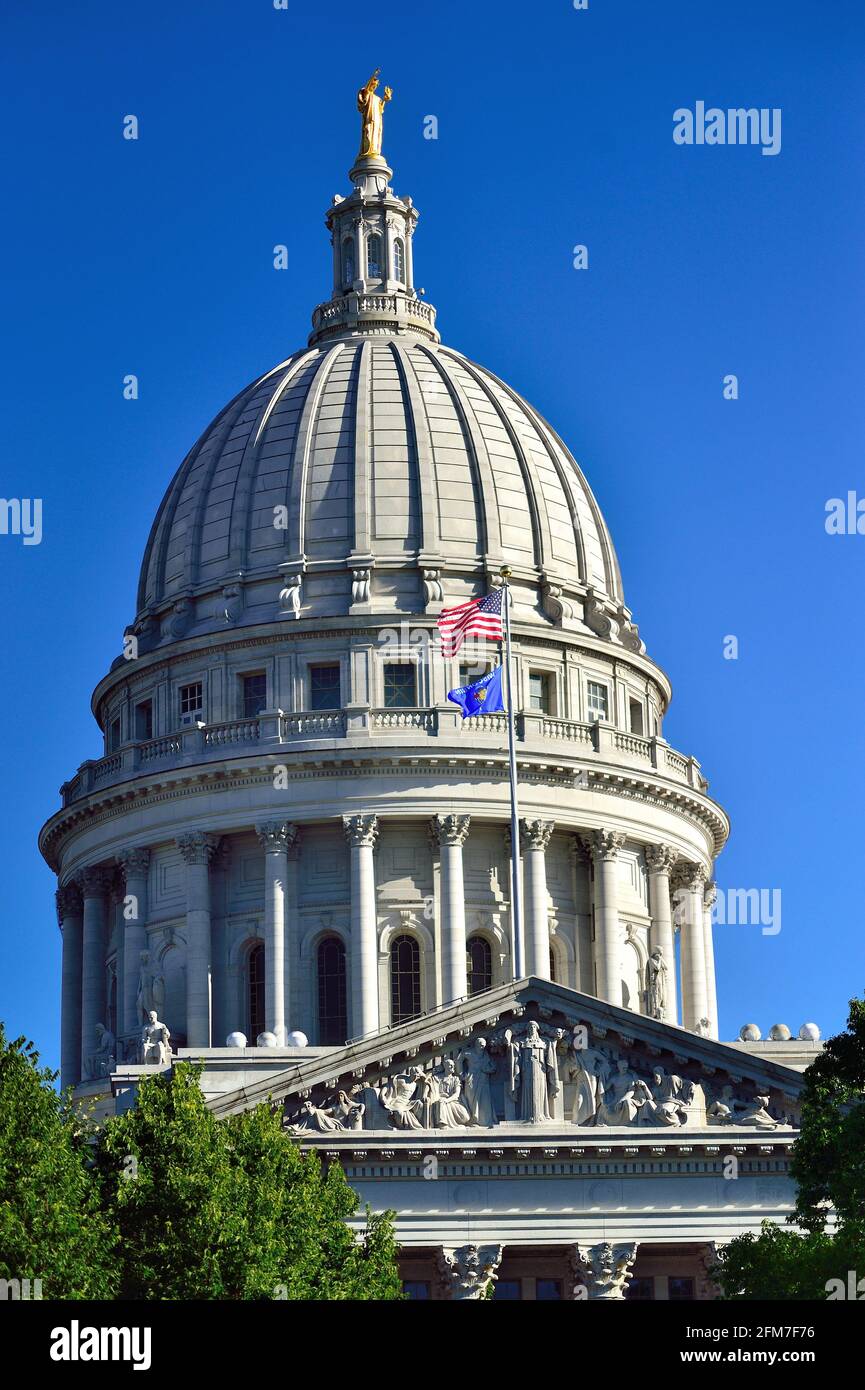 Madison, Wisconsin, USA. Die Kuppel des Wisconsin State Capitol Building im Stil der römischen Renaissance mit der bronzenen „Wisconsin“-Statue auf der Oberseite. Stockfoto