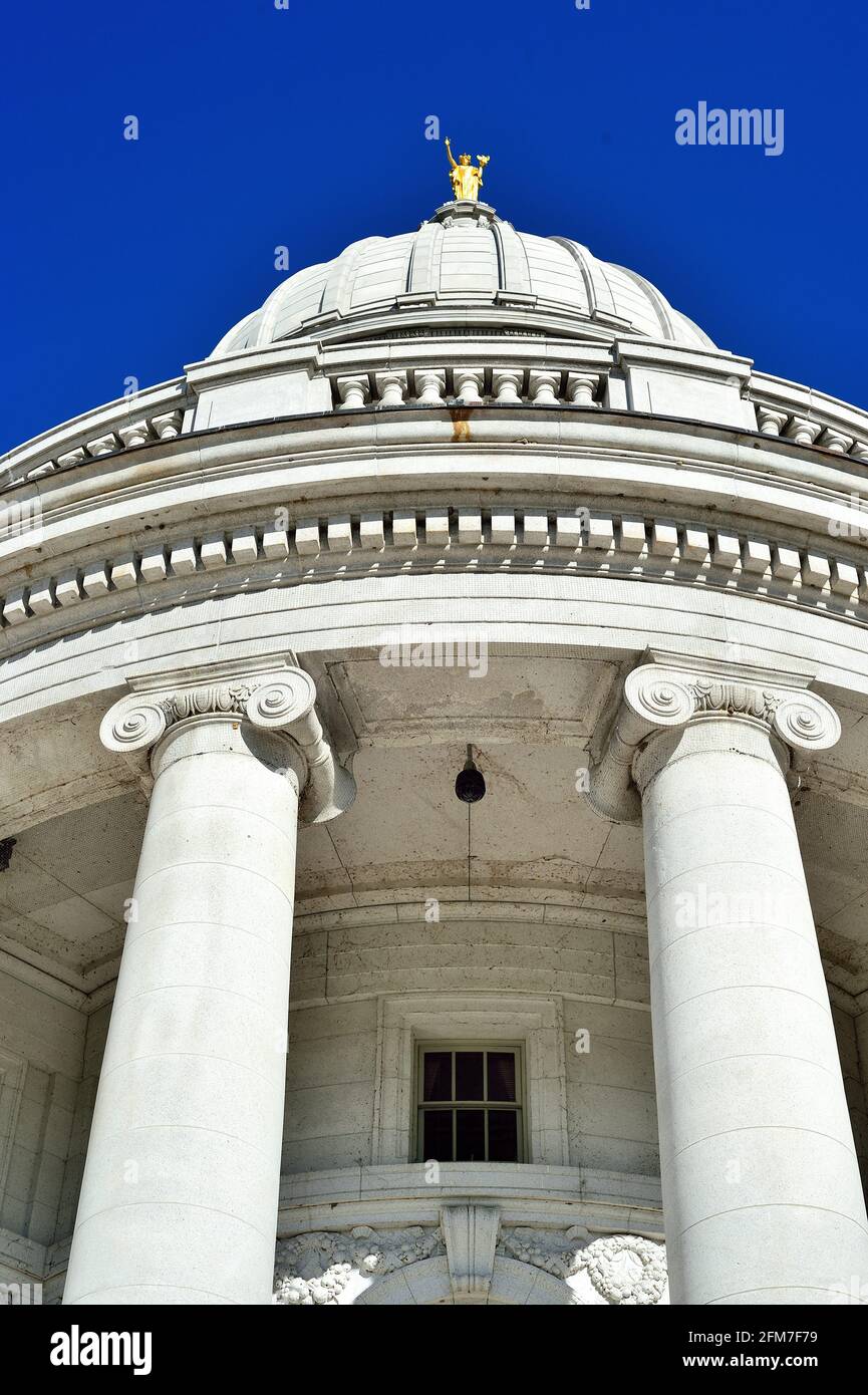 Madison, Wisconsin, USA. Das State Capitol Building und Kuppel mit der Bronze "Wisconsin" Statue an der Spitze. Stockfoto