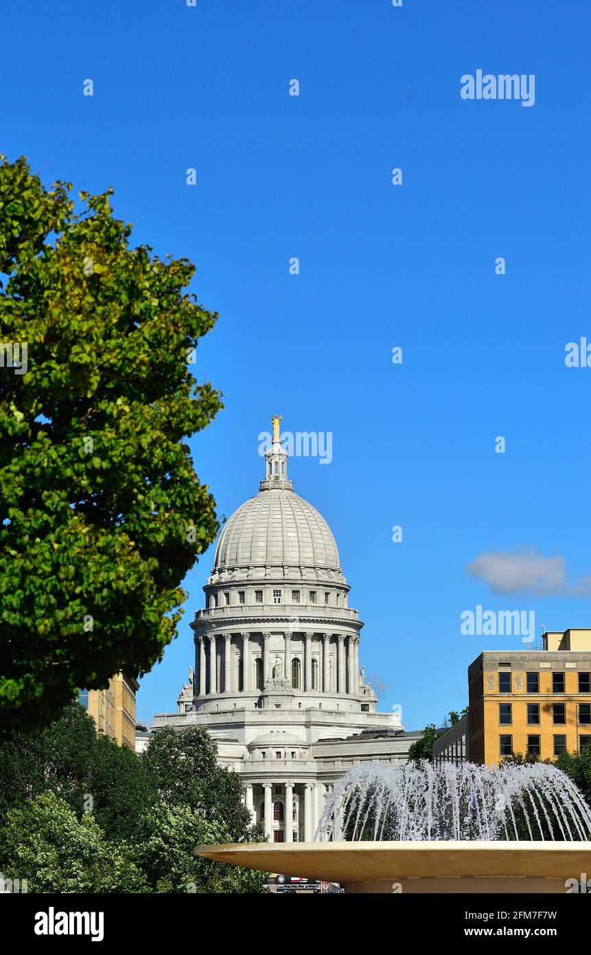 Madison, Wisconsin, USA. Das State Capitol Building hinter einem fließenden Brunnen in der Innenstadt von Madison. Stockfoto