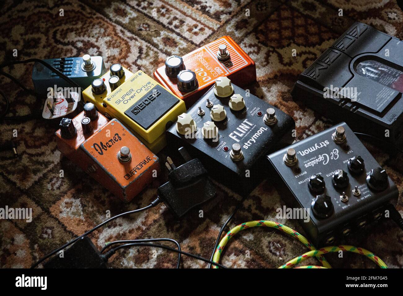 Gitarreneffekte Pedale auf dem Boden Stockfotografie - Alamy