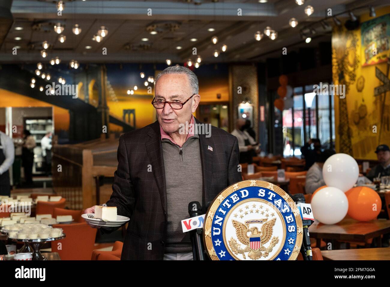 New York, Usa. Mai 2021. U. S. Senator und der Mehrheitsführer des Senats, Charles Schumer, markieren die Wiedereröffnung des Junior's Cheesecake Restaurants am Times Square in New York am 6. Mai 2021. Er war maßgeblich an der Erleichterung beteiligt, kleine Unternehmen wie Restaurants nach der Verwüstung durch die COVID-19-Pandemie offen zu halten. Senator aß ein Stück leckeren Käsekuchen und frühstückte. (Foto von Lev Radin/Sipa USA) Quelle: SIPA USA/Alamy Live News Stockfoto