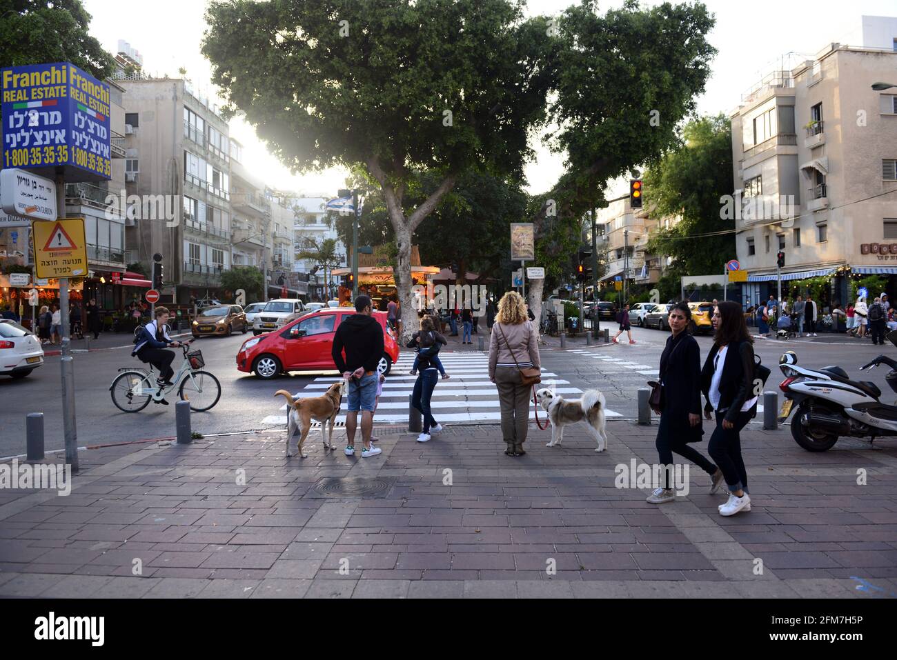 Dizengoff Street und Sderot Ben Gurion im Stadtzentrum von Tel Aviv. Stockfoto