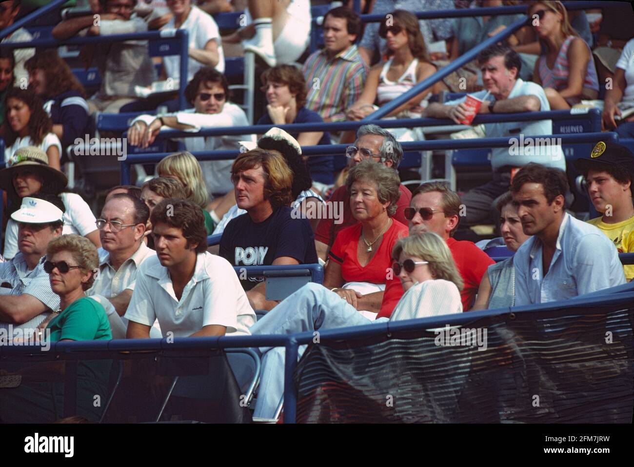 Tracy Austin (USA) Trainer Robert Lansdorp (Pony-Shirt), Mutter (rotes Kleid) und Bruder John (weißes Hemd) bei den US Open Tennis Championships 1980 Stockfoto