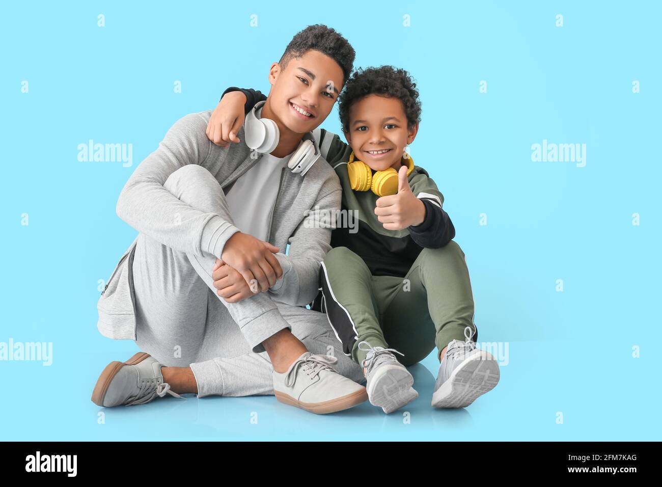 Afroamerikanische Jungen mit Kopfhörern auf farbigem Hintergrund Stockfoto