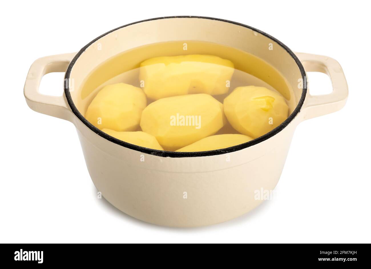 Kochtopf mit geschälten Kartoffeln auf weißem Hintergrund Stockfotografie -  Alamy