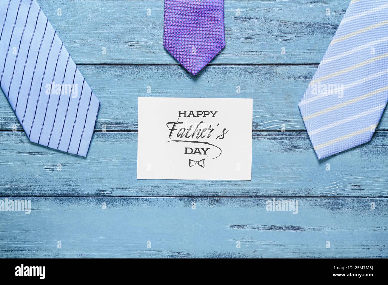 Grußkarte zum Vatertag und Krawatten für Männer in Farbe Holzhintergrund Stockfoto