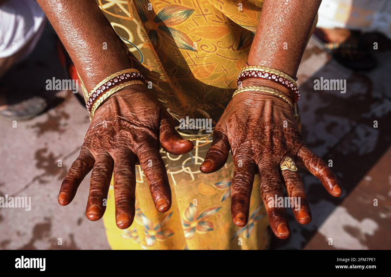 13.03.2010, Haridwar, Uttarakhand, Indien, Asien - traditionelle Henna malte Hände einer Frau während des hinduistischen Massenwallfahrtsfestes von Kumbh Mela. Stockfoto