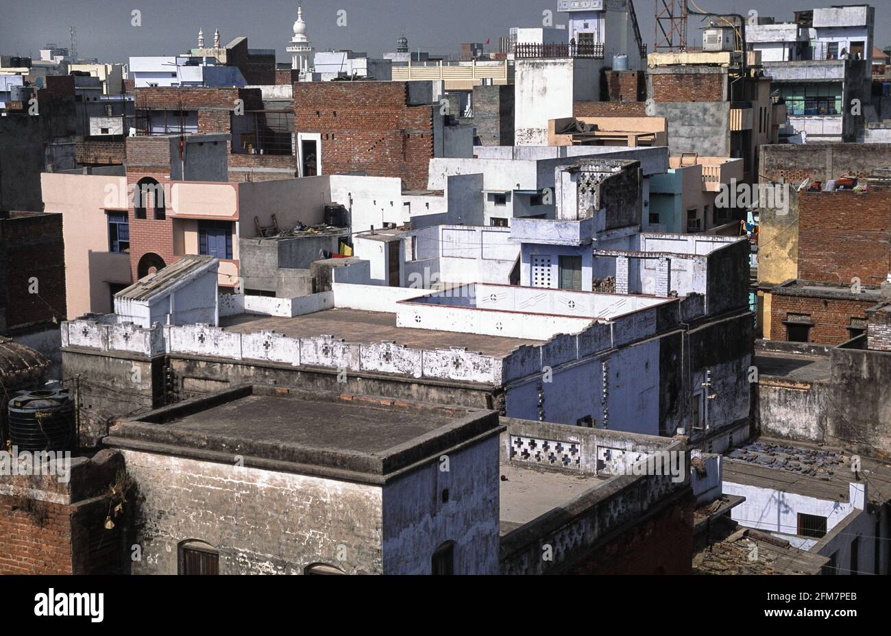 22.03.2010, Varanasi, Uttar Pradesh, Indien, Asien - erhöhte Ansicht der Dächer und Gebäude in der historischen Altstadt nicht weit vom Ganges-Fluss. Stockfoto