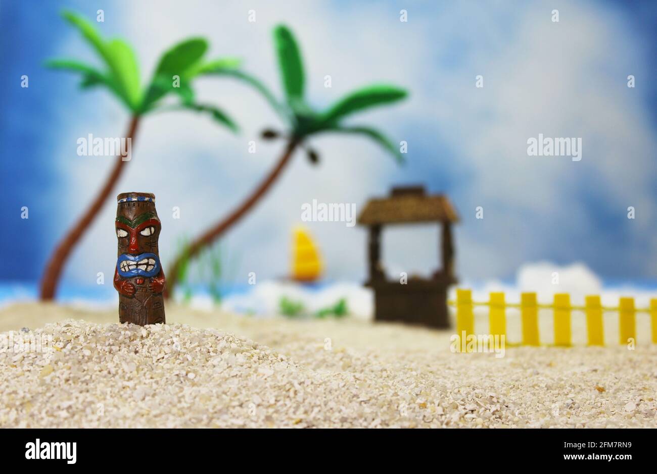 Tiki-Statue am tropischen Strand Stockfoto