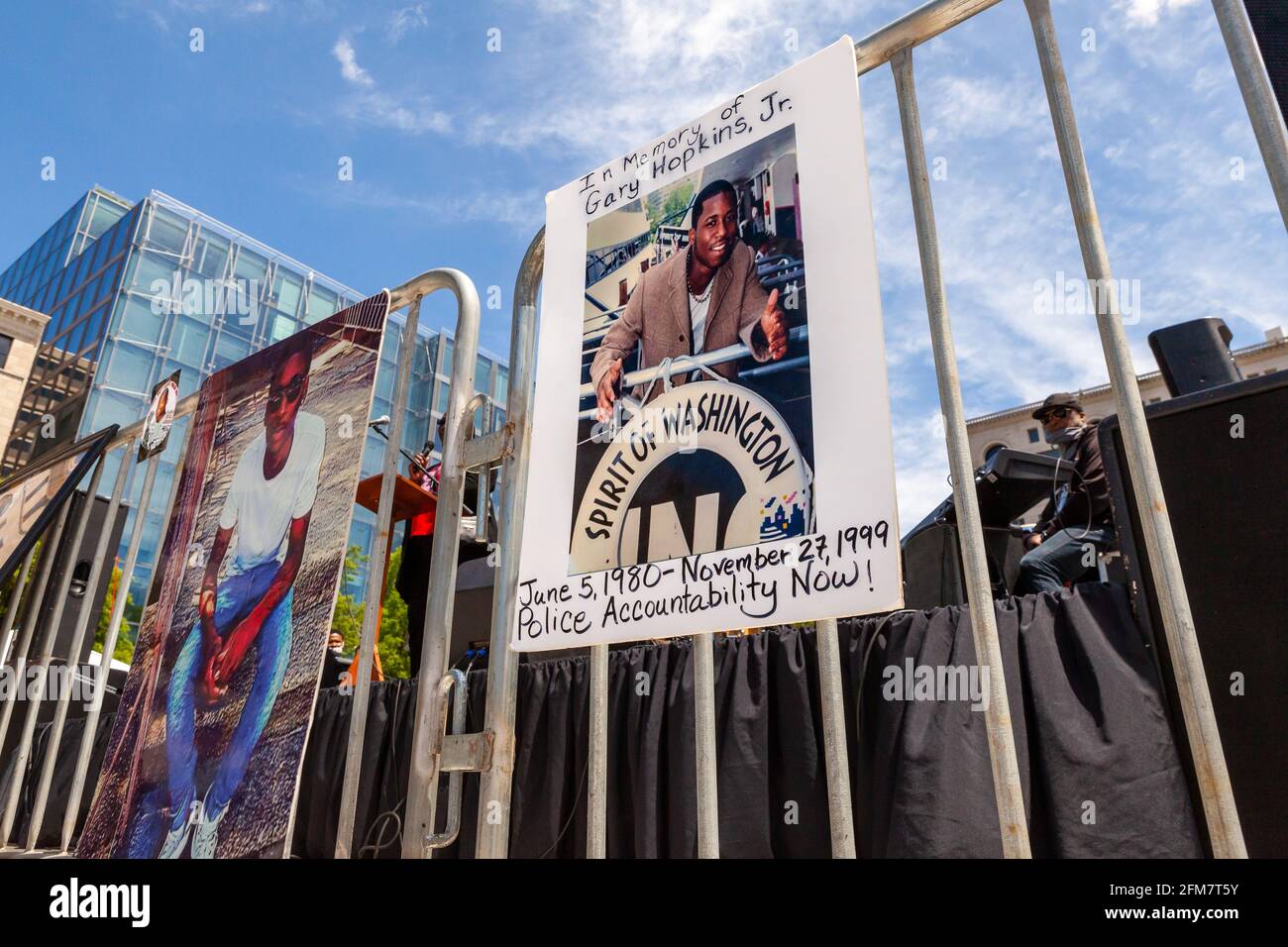 Washington, DC, USA. Mai 2021. Im Bild: Plakate zum Gedenken an junge schwarze Männer, die von der Polizei getötet wurden, hängen an einer Barrikade während einer Kundgebung, bei der Mütter von Kindern, die durch die Polizei gestorben sind, Gerechtigkeit, Rechenschaftspflicht und eine vollständige Überarbeitung der Polizeiarbeit in den Vereinigten Staaten fordern. Kredit: Allison C Bailey/Alamy Live Nachrichten Stockfoto