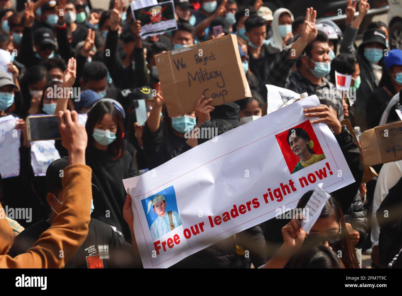 Lashio, North Shan State, Myanmar. März 2021. Ein Anti-Militär-Putsch-Protestler hält ein Transparent mit der Aufschrift „'Befreie jetzt unseren Führer!'“ Während einer friedlichen Demonstration gegen den Militärputsch marschierte EINE riesige Menschenmenge auf die Straßen von Lashio, um gegen den Militärputsch zu protestieren und die Freilassung von Aung San Suu Kyi zu fordern. Das Militär von Myanmar nahm am 01. Februar 2021 die staatliche Botschaftsrätin von Myanmar, Aung San Suu Kyi, fest und erklärte den Ausnahmezustand, während sie die Macht im Land ein Jahr lang ergattete, nachdem sie die Wahlen gegen die Nationale Liga für Demokratie verloren hatte (Foto: © M Stockfoto