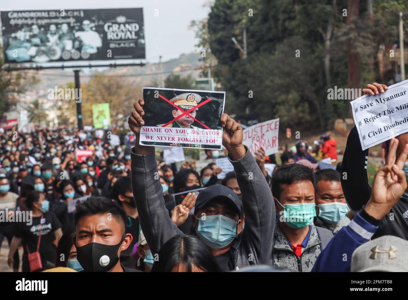 Lashio, North Shan State, Myanmar. März 2021. Ein Anti-Militär-Putsch-Protestler zeigt ein durchgestrichenes Bild von Min Aung Hlaing, während er während einer friedlichen Demonstration gegen den Militärputsch marschierte.EINE riesige Menschenmenge ging auf die Straßen von Lashio, um gegen den Militärputsch zu protestieren und forderte die Freilassung von Aung San Suu Kyi. Das Militär von Myanmar nahm am 01. Februar 2021 die staatliche Botschaftsrätin von Myanmar, Aung San Suu Kyi, fest und erklärte den Ausnahmezustand, während sie die Macht im Land ein Jahr lang ergattete, nachdem sie die Wahlen gegen die Nationale Liga für Demokratie verloren hatte (Foto: © Mi Stockfoto