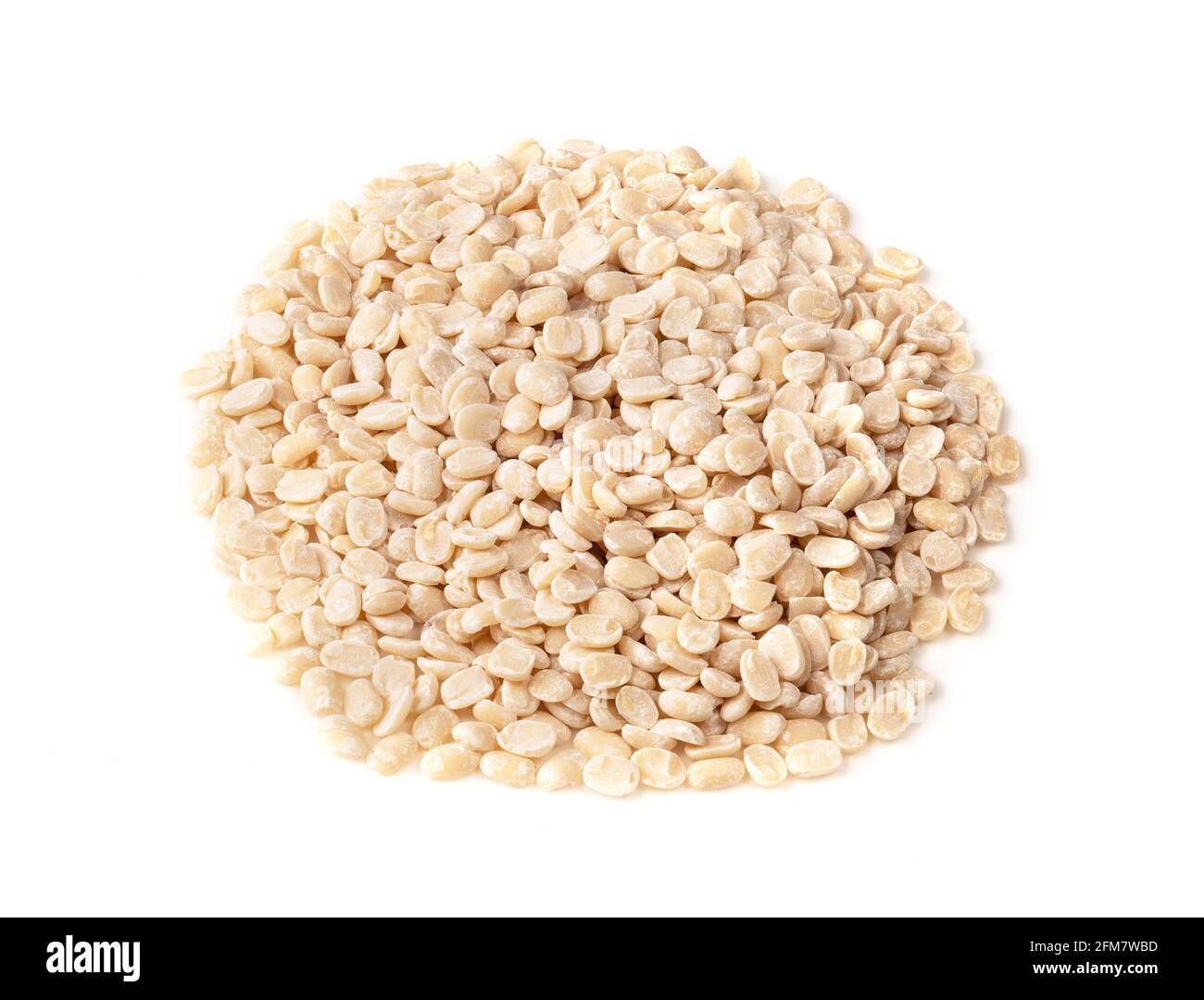 Stapel von rohem Urad dal (geteiltes schwarzes Gramm) Bohnen Nahaufnahme auf weißem Hintergrund Stockfoto