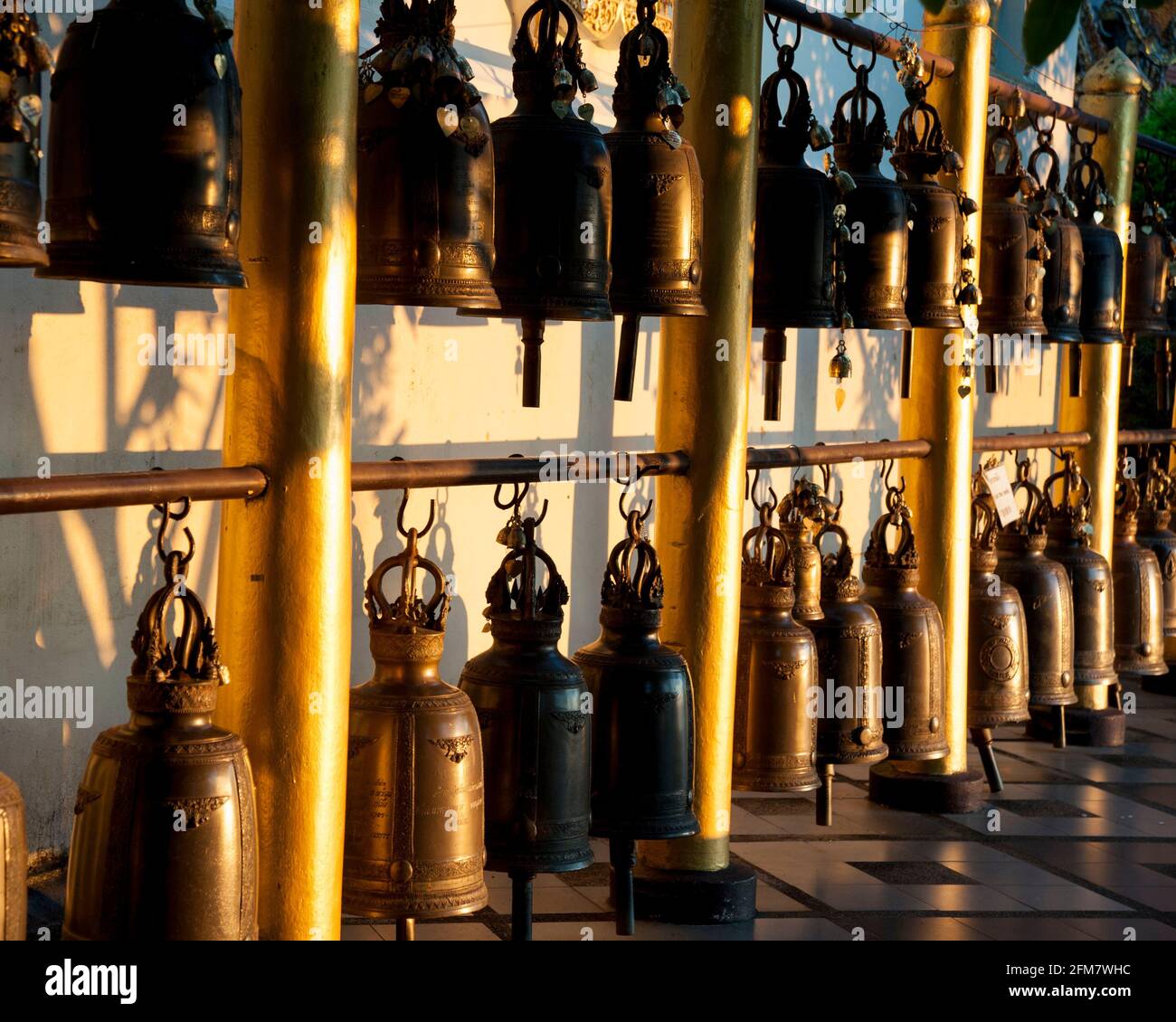 Glocken im Wat Phra That Doi Suthep in Chiang Mai, Thailand Stockfoto