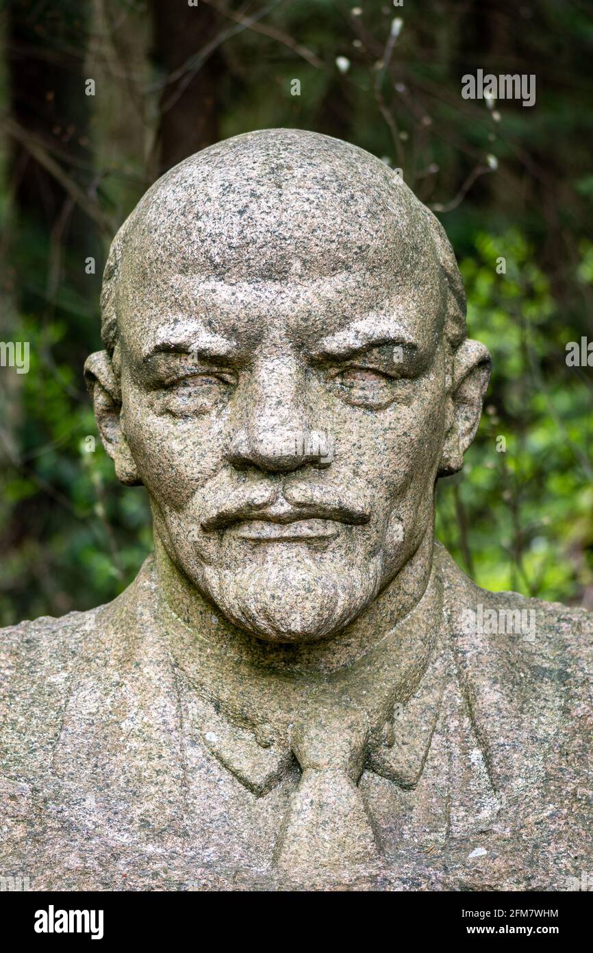 Lenin Marmorskulptur Büste, russischer Revolutionär, Politiker, Vorsitzender des Rates der Volkskommissare der Sowjetunion, vertikal Stockfoto