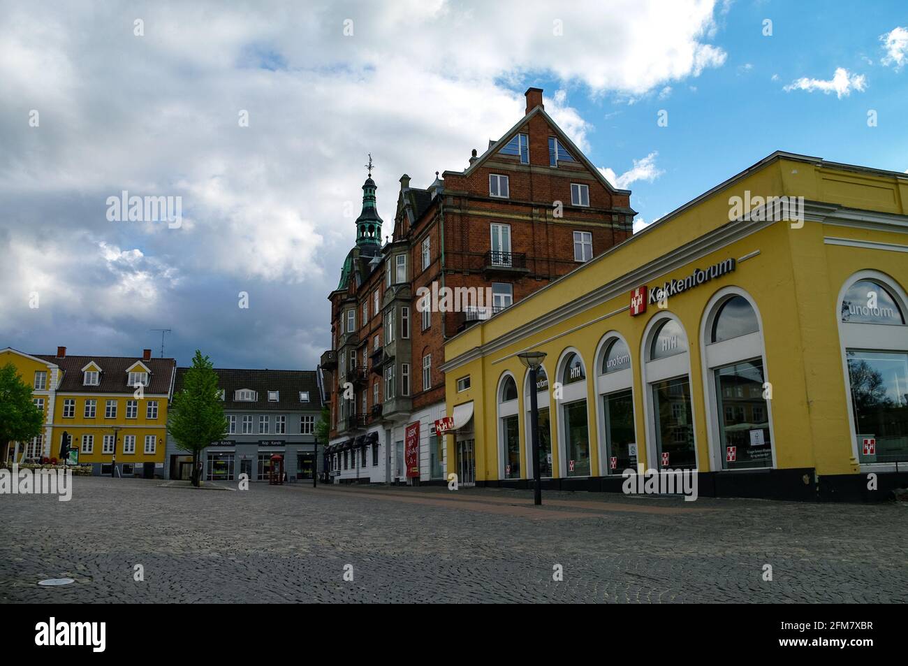 Hillerod, Dänemark - 1. Mai 2011: Blick auf die Straße in der mittelalterlichen Stadt Hillerod. Hillerod liegt direkt im Herzen von North Sealand. Stockfoto