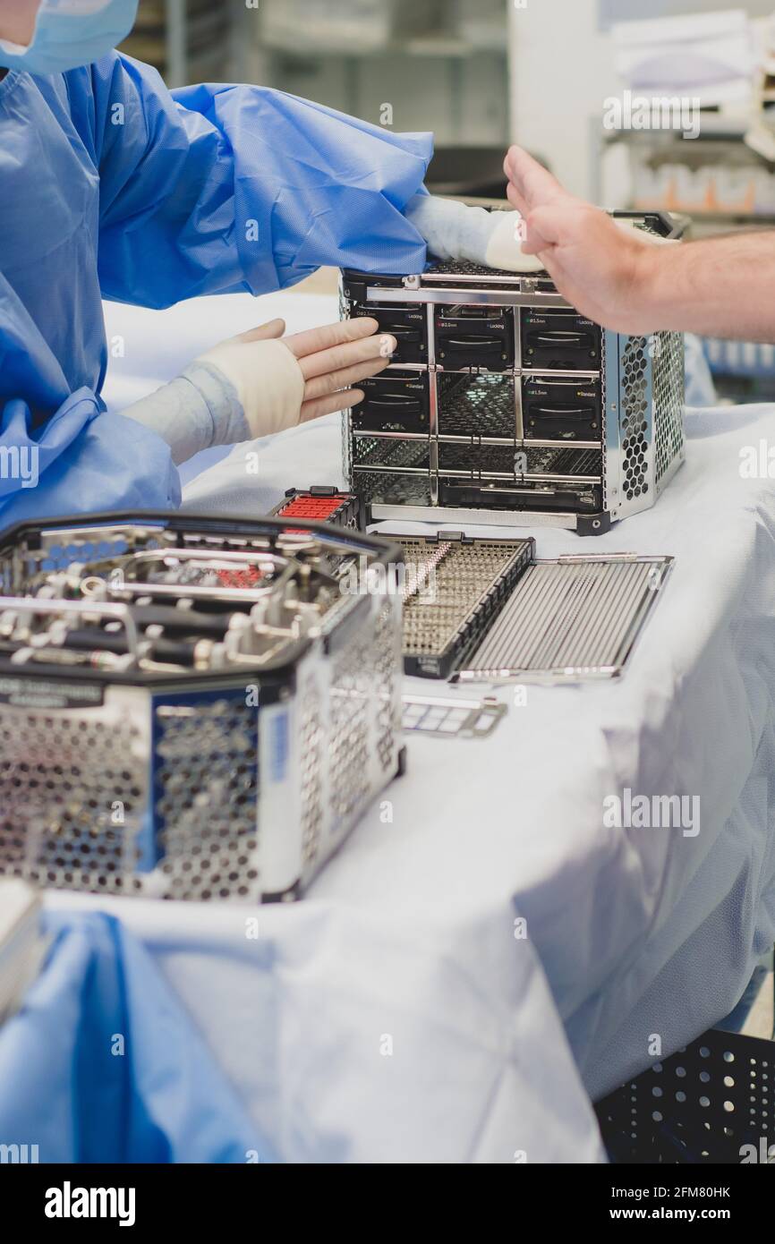 Operationsinstrumente im Einsatz während einer Operation. Stockfoto