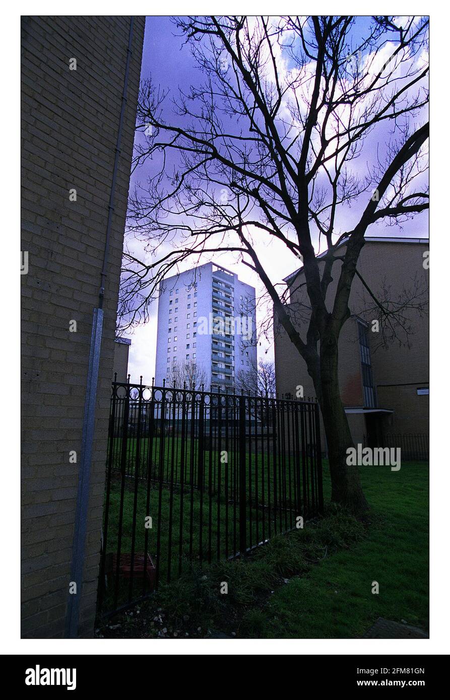 Adair Tower März 2001in Kensal Town West London... wo ein Crack-Haus von der Polizei überfallen wurde Stockfoto