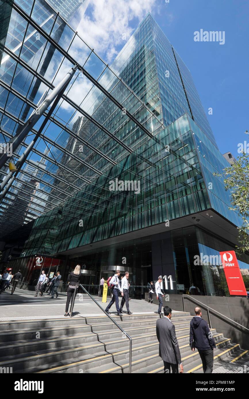 Die Menschen gehen auf der Treppe in der Nähe des Gebäudes von Australien Post in Melbourne - Australien Post bietet Postdienste in Australien Stockfoto