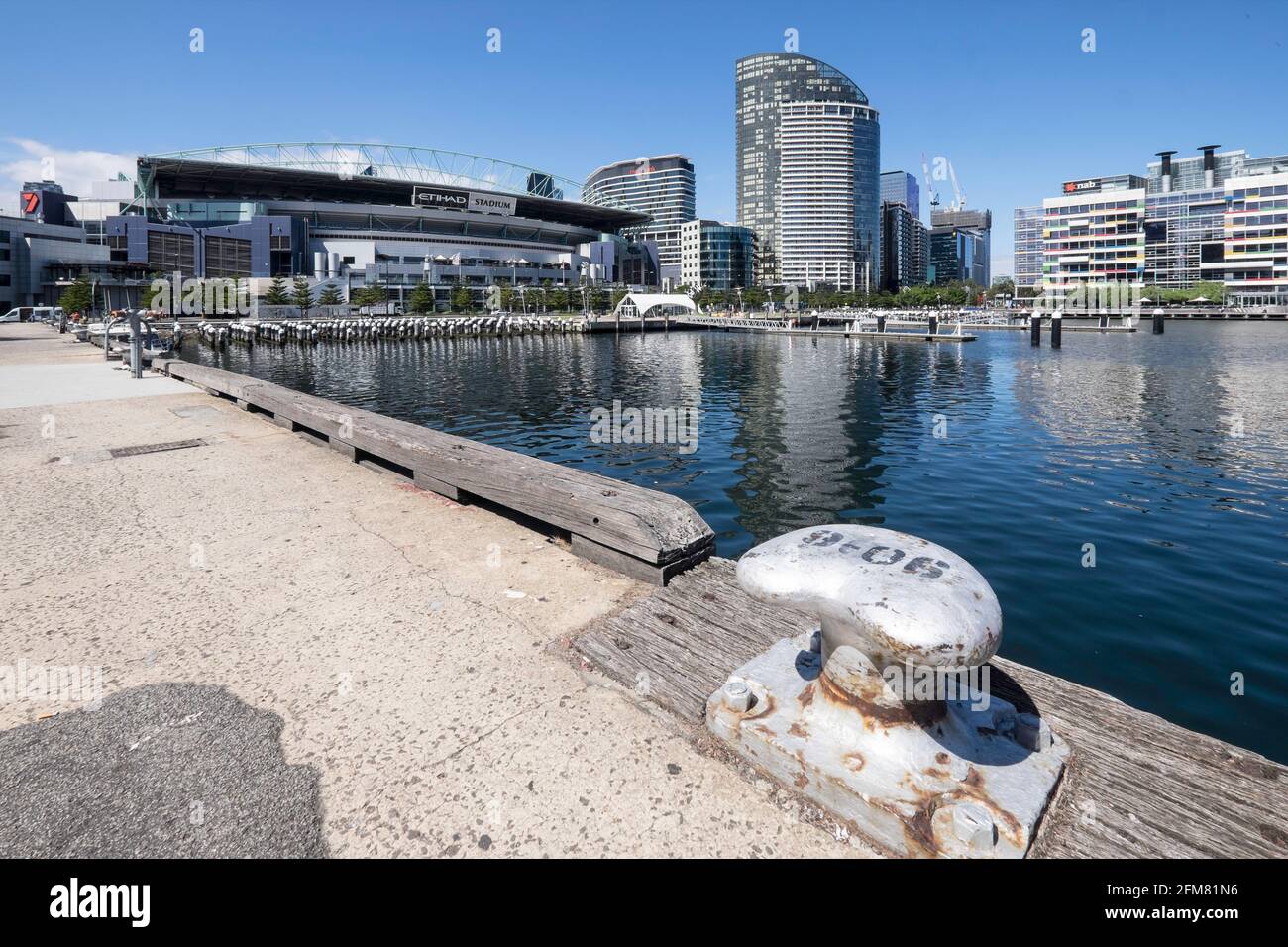Melbourne Docklands Poller mit Blick auf die Stadt auf das Etihad Stadium. Großer Bollard im Vordergrund. Weitwinkelansicht Stockfoto