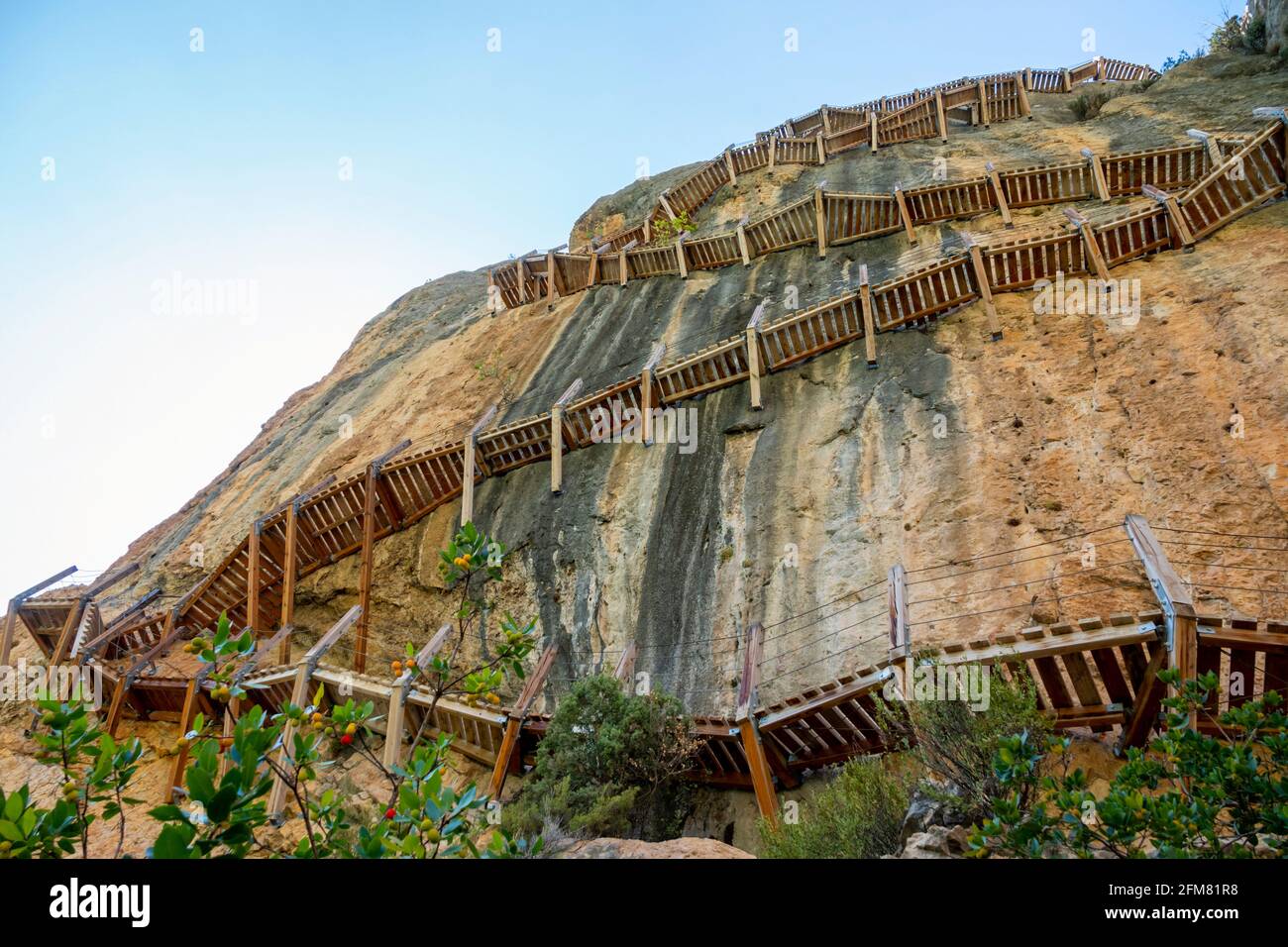 Schwindelerregende beeindruckende Hängebrücken von Montfalc . Holztreppen in den Felsen in der Schlucht Congost de Mont-rebei in Katalonien in den Pyrenäen gebaut, Stockfoto