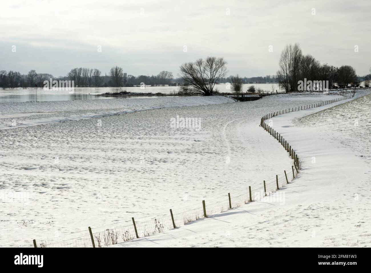Winterlandschaft am Fluss Lek in der Provinz Utrecht, Niederlande Stockfoto