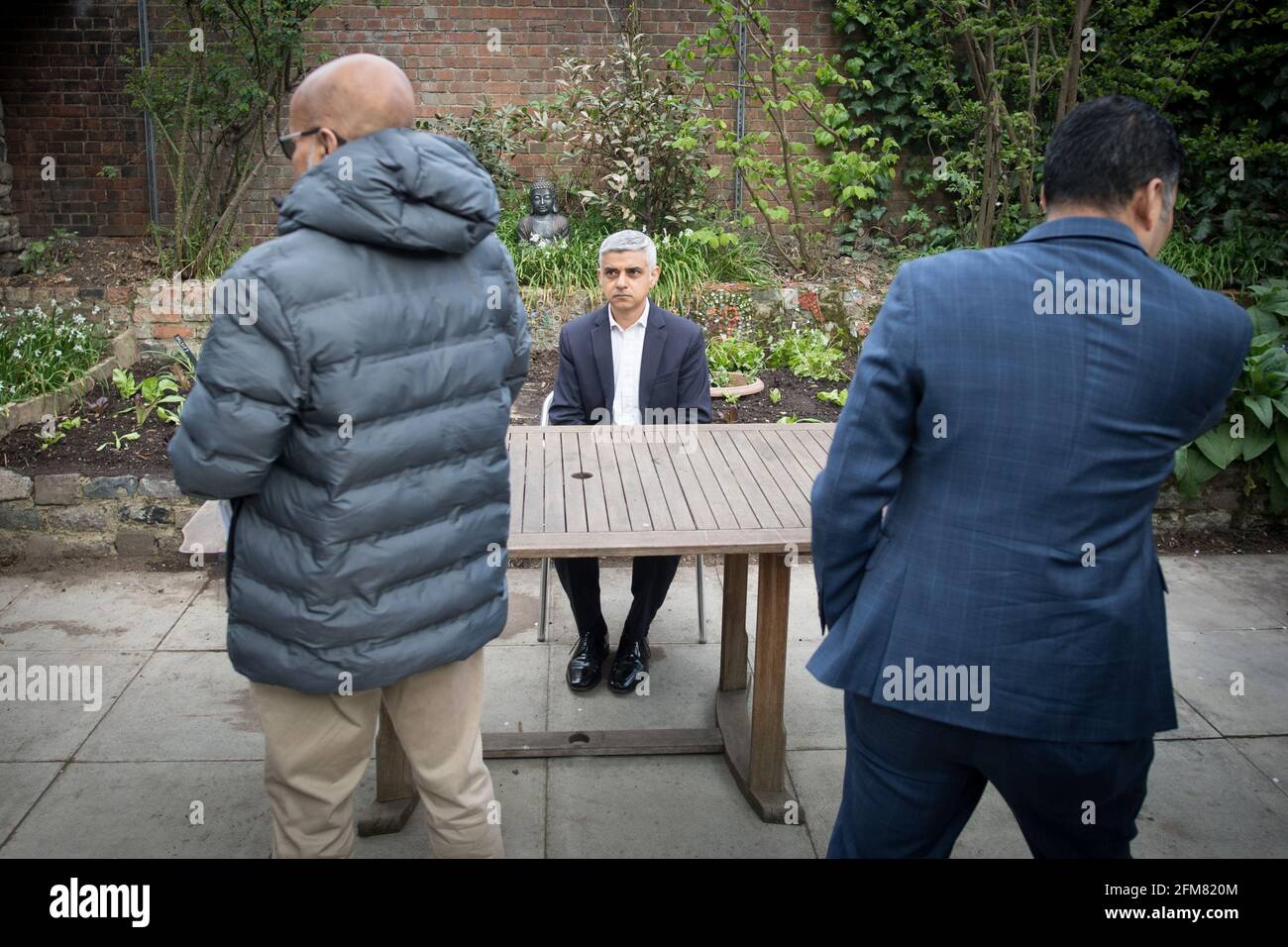 Der Bürgermeister von London, Sadiq Khan, wird von bangladeschischen Medien während eines Besuchs auf der Spitalfields City Farm interviewt, während er sich dafür einsetzt, am 6. Mai zum Londoner Bürgermeister wiedergewählt zu werden.Bilddatum: Mittwoch, 21. April 2021. Stockfoto