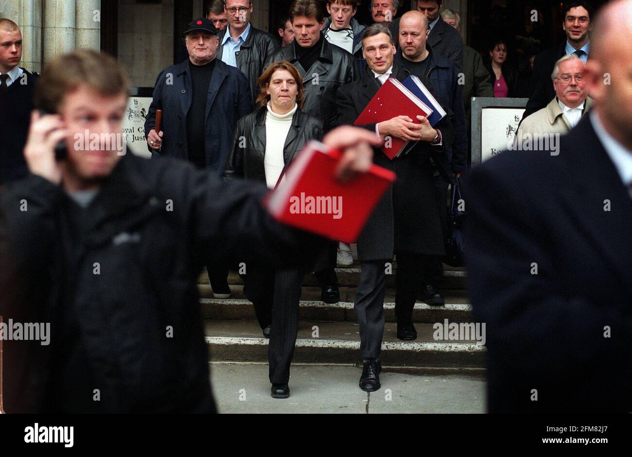 BARBARA STONE, SCHWESTER VON MICHAEL STONE, DIE HEUTE NACH DER WIEDERVERHANDLUNG VON NEWS OF HER BROTHERS EINE ERKLÄRUNG VOR DEM OBERSTEN GERICHTSHOF ABGEGEBEN HAT. Stockfoto