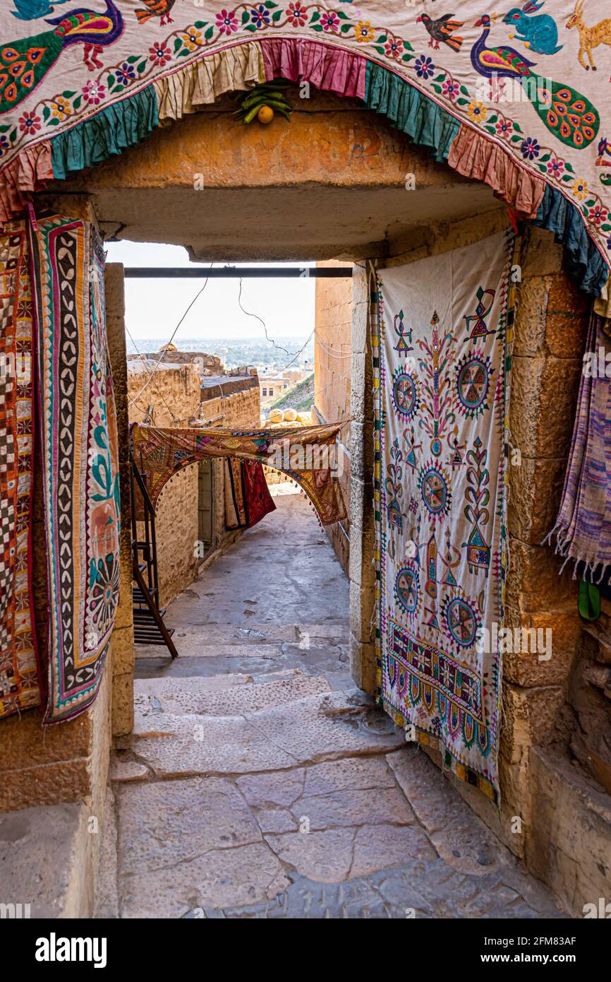 Farbenfroher Kleidungsstück auf den Straßen von jaisalmer. Stockfoto