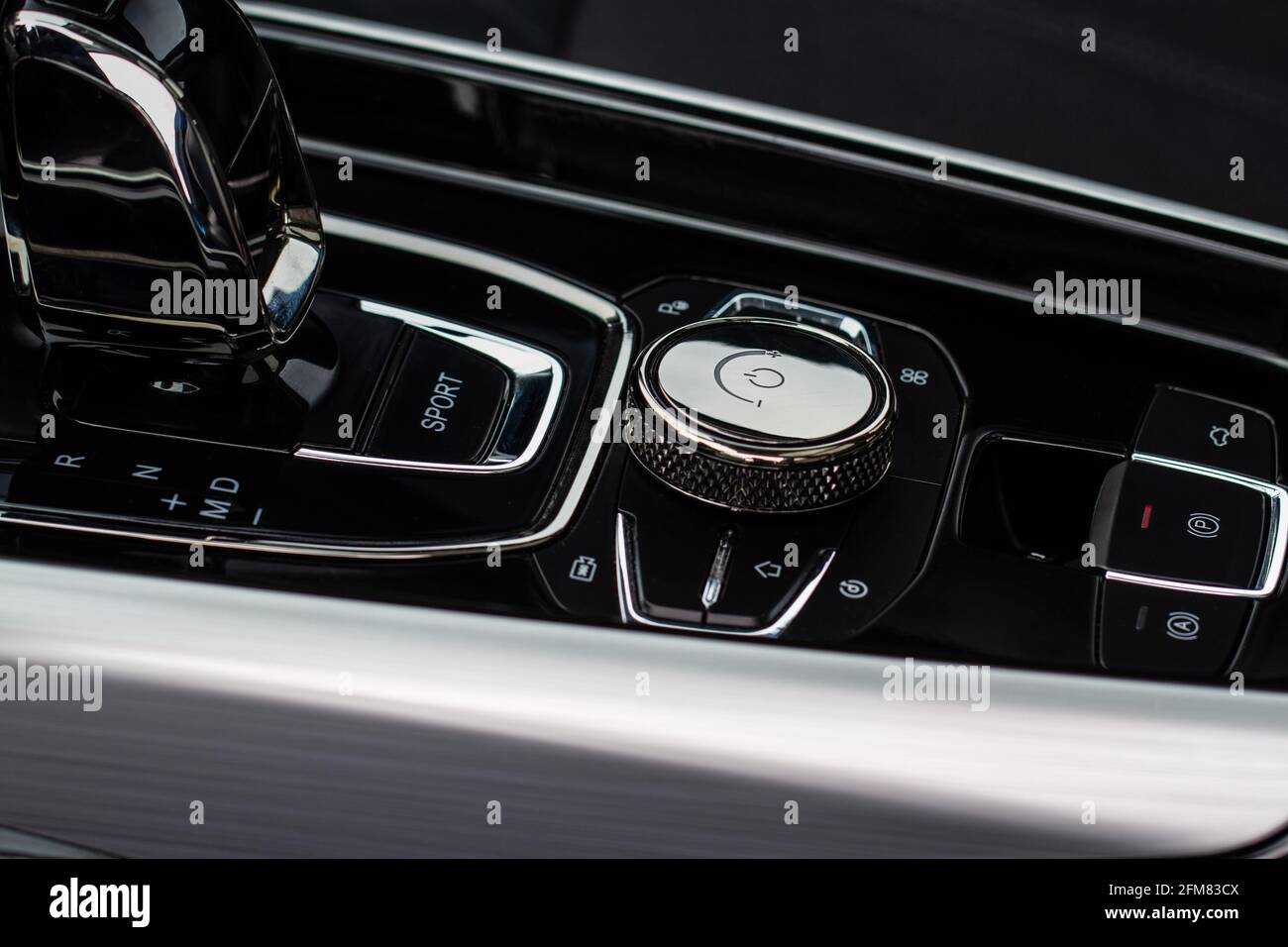 Nahaufnahme des Schalthebels im neuen luxuriösen Innenraum des Fahrzeugs in der Nähe des Automatikgetriebegriffs. Stockfoto