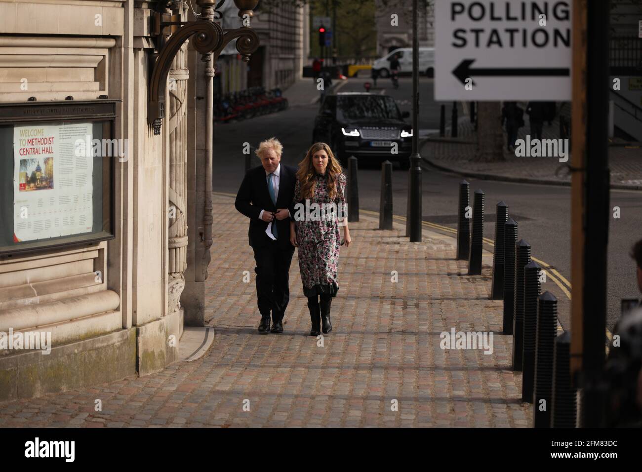 LONDON, 7. Mai 2021 der britische Premierminister Boris Johnson und seine Verlobte Carrie Symonds treffen am 6. Mai 2021 ein, um in einem Wahllokal in London, Großbritannien, für die Kommunalwahlen zu stimmen. Millionen von Wählern in Großbritannien werden in Wahllokalen Wahlen in Form des sogenannten Super Thursday, der als großer Test für die wichtigsten politischen Parteiführer Großbritanniens gilt, in Wahllokale kommen. Quelle: Xinhua/Alamy Live News Stockfoto