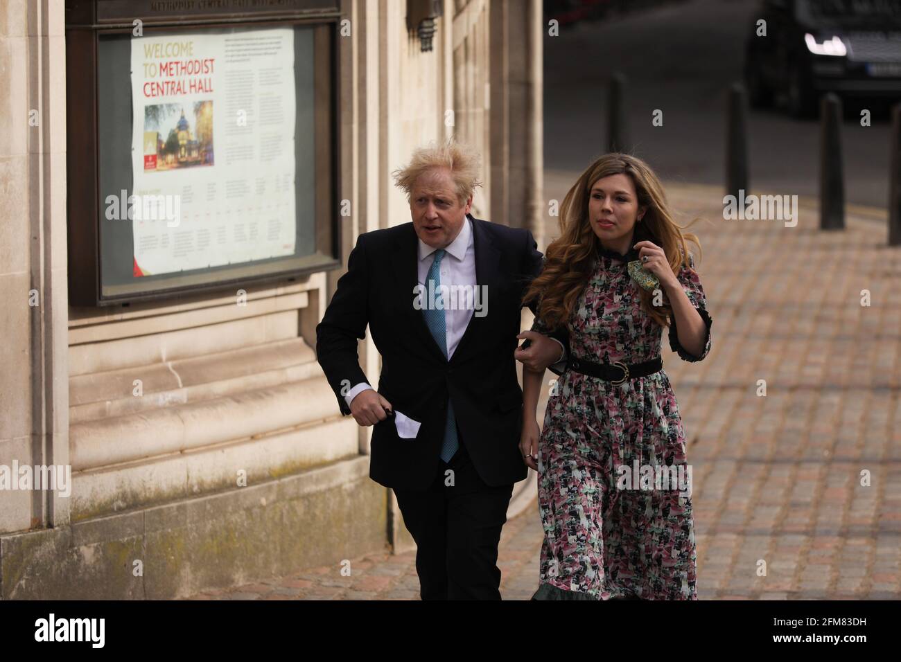 LONDON, 7. Mai 2021 der britische Premierminister Boris Johnson und seine Verlobte Carrie Symonds treffen am 6. Mai 2021 ein, um in einem Wahllokal in London, Großbritannien, für die Kommunalwahlen zu stimmen. Millionen von Wählern in Großbritannien werden in Wahllokalen Wahlen in Form des sogenannten Super Thursday, der als großer Test für die wichtigsten politischen Parteiführer Großbritanniens gilt, in Wahllokale kommen. Quelle: Xinhua/Alamy Live News Stockfoto