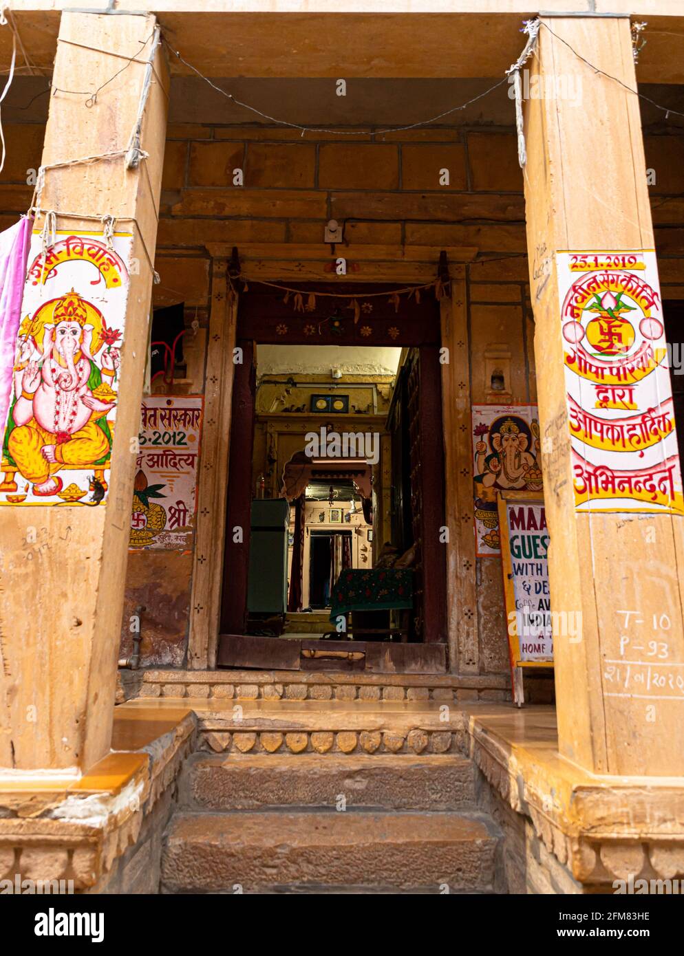 Farbenfroher Kleidungsstück auf den Straßen von jaisalmer. Stockfoto