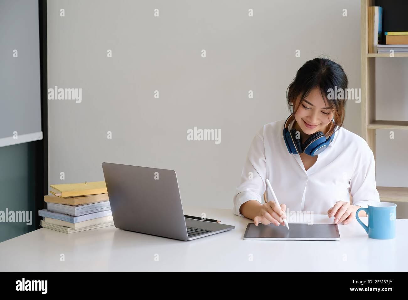 Ein Mädchen übt vor dem Online-Kurs per Video die Grundkursübungen auf dem Laptop. Soziale Distanzierung.Bleib zu Hause. Neuer Normalwert. Covid-19 Coronavirus-Konzept Stockfoto