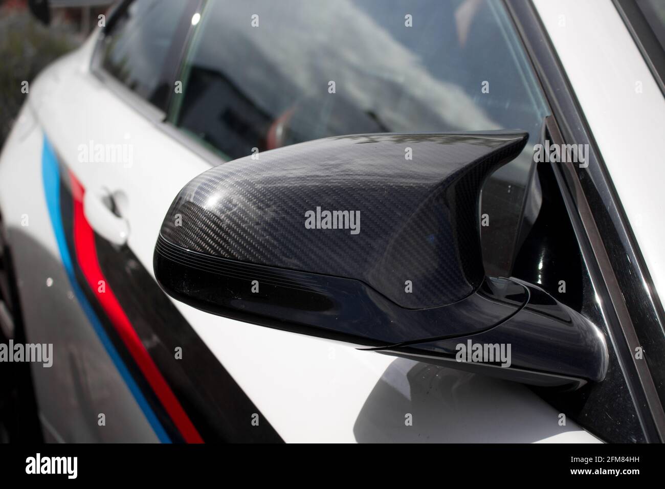 Eine BMW M4 DTM Championship Edition 2017 mit M Performance Spiegelkappen  aus Carbon und DTM-Aufkleber an der Seite Stockfotografie - Alamy